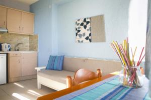 ein Wohnzimmer mit einem Tisch und einem Sofa in der Unterkunft Irini Apartment in Lassi