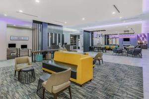 The lounge or bar area at La Quinta Inn & Suites by Wyndham Texas City I 45