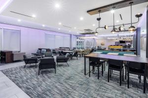 Posezení v ubytování La Quinta Inn & Suites by Wyndham Texas City I 45