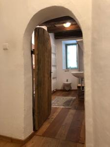 korytarz z drewnianymi drzwiami w pokoju w obiekcie Villa Mathilde - Tirolese w mieście Prato allo Stelvio