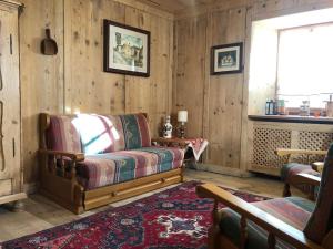 sala de estar con sofá y ventana en Villa Mathilde - Tirolese, en Prato allo Stelvio