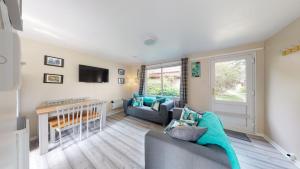 una sala de estar con un sofá y una mesa en 15 Trevithick Court, Tolroy Manor, en Hayle