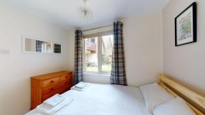 un dormitorio con una cama y una ventana en 15 Trevithick Court, Tolroy Manor, en Hayle