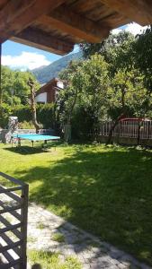 a view of a yard with a picnic table and a picnic table at Villa Mathilde - Tirolese in Prato allo Stelvio