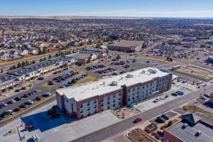 een luchtzicht op een gebouw op een parkeerplaats bij MainStay Suites Colorado Springs East - Medical Center Area in Colorado Springs