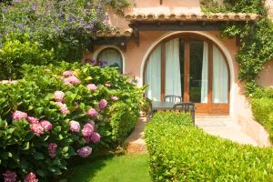 A garden outside AFFITTACAMERE SA BRATZA VACANZE
