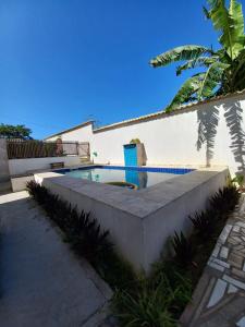 einem Pool vor einem Gebäude in der Unterkunft Casa enteira con piscina compartilhada in Búzios