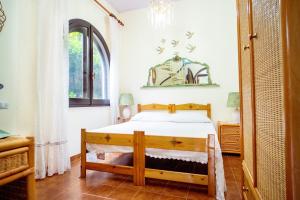 A bed or beds in a room at AFFITTACAMERE SA BRATZA VACANZE Még 26 kép