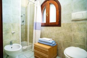 A bathroom at AFFITTACAMERE SA BRATZA VACANZE