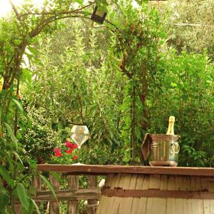 A garden outside AFFITTACAMERE SA BRATZA VACANZE