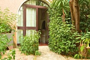 A garden outside AFFITTACAMERE SA BRATZA VACANZE