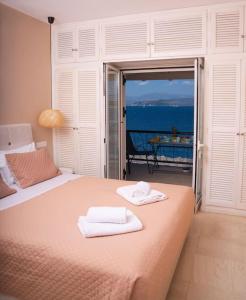 A bed or beds in a room at See the Sea 3
