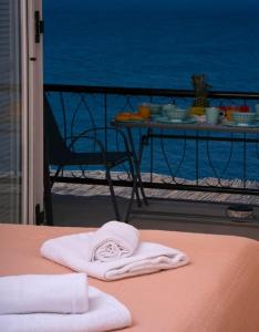 A balcony or terrace at See the Sea 3