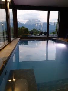 サン・ジョリオにあるLes Ô d'Annecyの山の景色を望むプール +49枚の写真