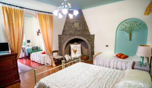 1 dormitorio con 2 camas y chimenea en AFFITTACAMERE SA BRATZA VACANZE en Domus de Maria