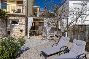 een patio met 2 stoelen en een tafel bij Apartment Levante in Crikvenica
