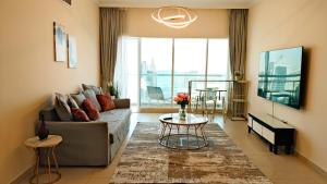 Posedenie v ubytovaní La Buena Vida Holiday Homes large 2BR Apt near Burj khalifa & Dubai mall