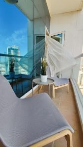 Balkon lub taras w obiekcie La Buena Vida Holiday Homes large 2BR Apt near Burj khalifa & Dubai mall