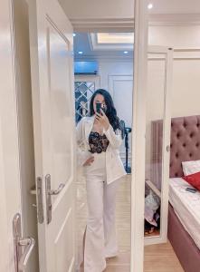 une femme qui se prend en photo dans un miroir dans l'établissement Homestay Ha Long luxury (sea ​​view), à Hạ Long