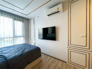 una camera con letto e TV a schermo piatto di Luxury house Bangna a Ban Khlong Samrong