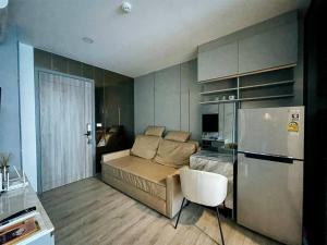 uma sala de estar com um sofá e um frigorífico em Luxury house Bangna em Ban Khlong Samrong