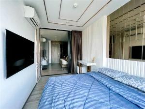 um quarto com uma grande cama azul e uma secretária em Luxury house Bangna em Ban Khlong Samrong