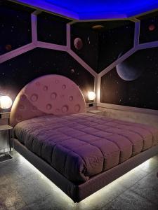 A bed or beds in a room at Suite Dreams Montecatini