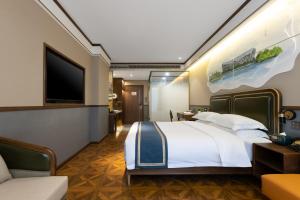 Cette chambre comprend un lit et une télévision à écran plat. dans l'établissement Nostalgia S Hotel - Olympic Sports Center, à Pékin