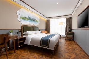 Postel nebo postele na pokoji v ubytování Nostalgia S Hotel Near National Olympic Sports Center - Beijing National Stadium , Olympic Forest Park , China Ethnic Museum, Guanzhuang subway station, Free laundry, Free customized tour itinerary