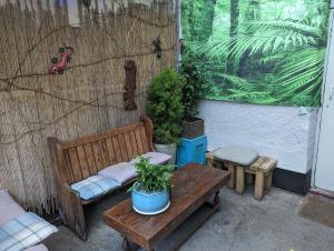 een patio met een bank, een tafel en planten bij The Fox in Bristol
