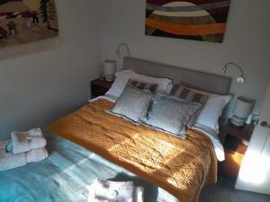 a bedroom with a large bed with two pillows at Charming Cabin near Snowdonia National Park in Caernarfon