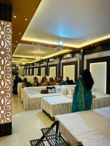 a group of people sitting in a room with beds at The Four Seasons Hotel in Sultānpur