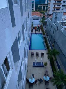 an overhead view of a swimming pool on the side of a building at Imperial Flat Tambaú - João Pessoa in João Pessoa