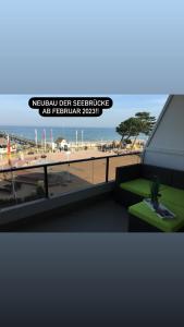 シャルボイツにあるStrandSUITE Scharbeutz Meerblickの窓付きの客室からビーチの景色を望めます。