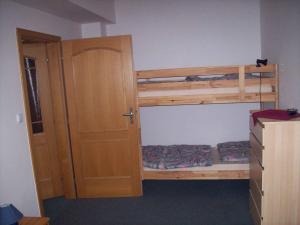 1 dormitorio con 2 literas y puerta en Apartments in Jachymov/Erzgebirge 33569, en Jáchymov