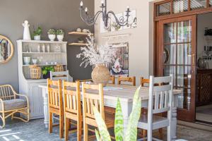 uma sala de jantar com mesa e cadeiras em Madeliefie Guest Accommodation em Paarl