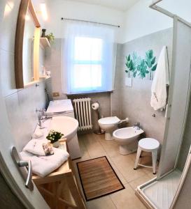 La salle de bains est pourvue d'un lavabo et de toilettes. dans l'établissement IULI LAKE HOME Tra lago e montagna, à Olginate
