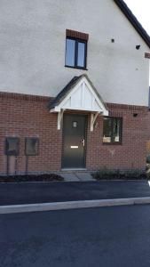 una casa in mattoni con una porta e una finestra di Lovely 1-Bedroom Flat in Hinckley, LE10 a Hinckley