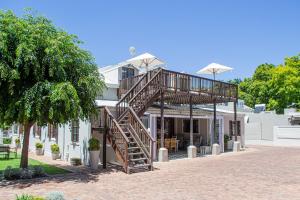 un bâtiment avec un escalier en colimaçon devant lui dans l'établissement Madeliefie Guest Accommodation, à Paarl