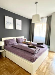 Flower house 6 في صوفيا: غرفة نوم مع سرير كبير مع ملاءات أرجوانية