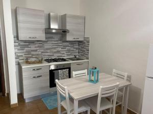 A kitchen or kitchenette at Apartment in Porto Pollo near Surf Paradise Még 10 kép