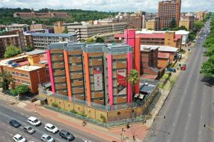 een uitzicht op een gebouw in een stadsstraat bij Solitaire Guest Apartments in Pretoria