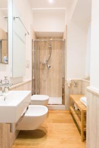 łazienka z 2 umywalkami i prysznicem w obiekcie Piazza Venezia Suite and Terrace w Rzymie