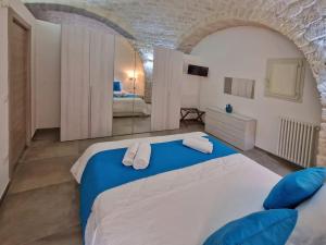 Un dormitorio con una cama azul y blanca en una habitación en Da zia Giovanna Apartment, en Manfredonia