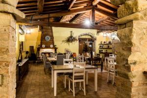 - une salle à manger avec une table et des chaises dans l'établissement Pieve Del Castello, à Deruta