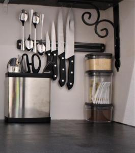 un tas de couteaux accrochés au mur dans l'établissement 9 Serendipity Stay, à George