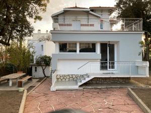 Casa blanca con balcón y escaleras en Villa sept fonds en Royan