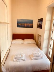 ein Bett mit zwei Handtüchern darüber in der Unterkunft Sparano Top Class 7 in Bari