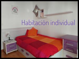 - une chambre avec un lit coloré et une table dans l'établissement Casa Santa Tecla A Guarda, à A Guarda