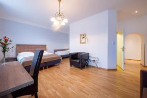 A bed or beds in a room at Hotel Unter den Linden